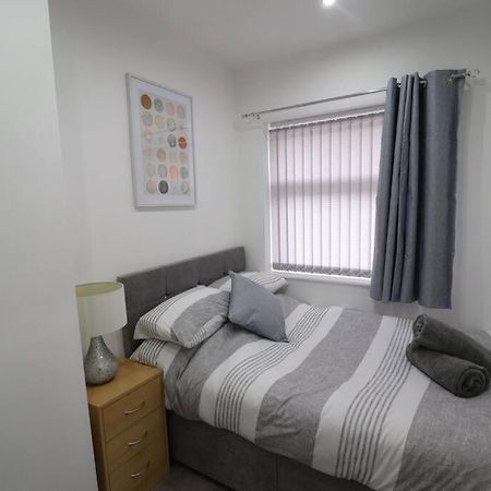 Cosy Two Bedroom First Floor Apartment Birmingham Bagian luar foto