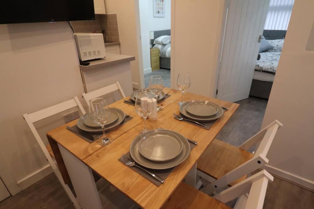 Cosy Two Bedroom First Floor Apartment Birmingham Bagian luar foto