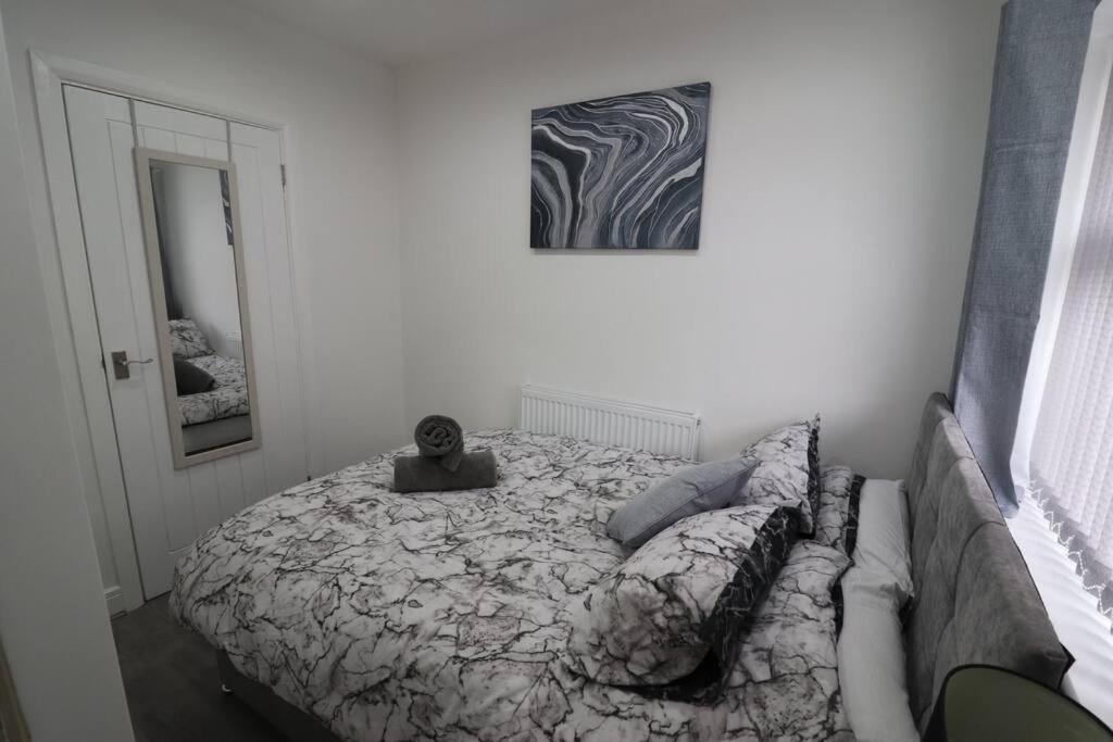 Cosy Two Bedroom First Floor Apartment Birmingham Bagian luar foto