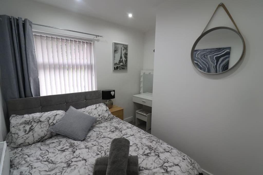 Cosy Two Bedroom First Floor Apartment Birmingham Bagian luar foto