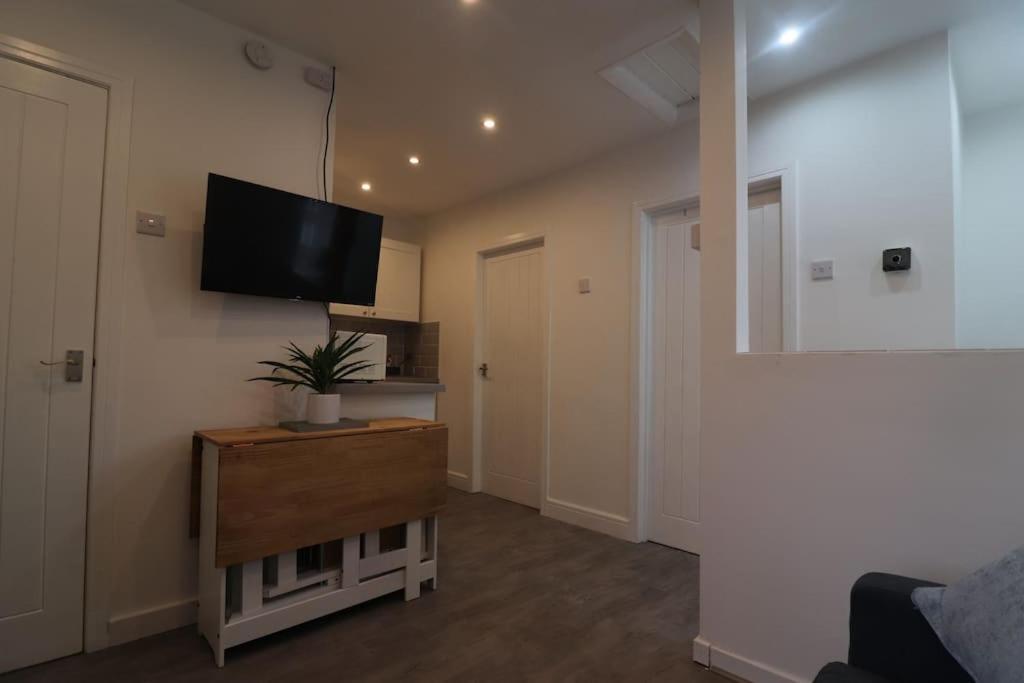 Cosy Two Bedroom First Floor Apartment Birmingham Bagian luar foto
