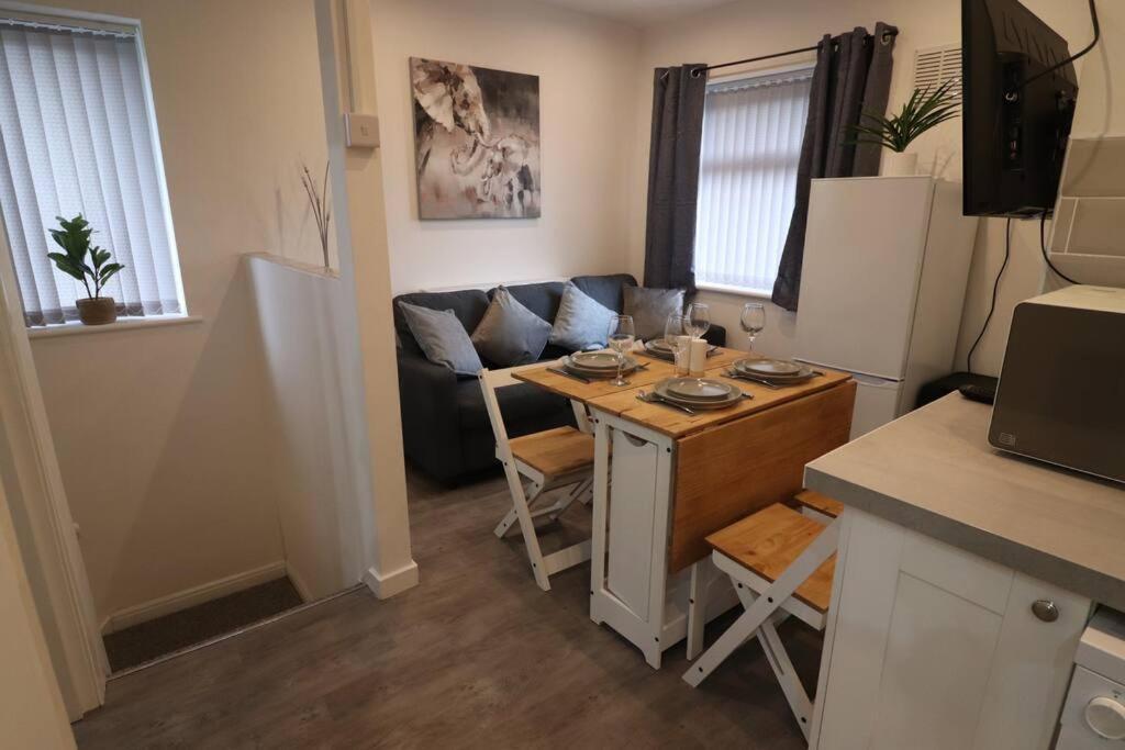 Cosy Two Bedroom First Floor Apartment Birmingham Bagian luar foto